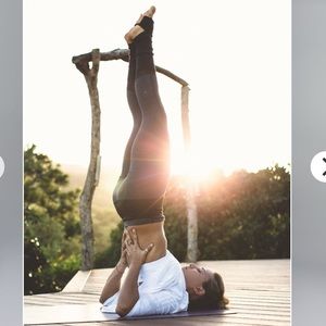 Lululemon Athletica Gray and Black Leggings heel hole retro style